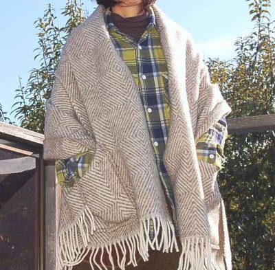 画像1: 北欧　フィンランド　LAPUAN KANKURIT　《ラプアン　カンクリ》　ショール　Shawl with pocket  「MARIA　Shawl 」　ブラウン　〜BROWN